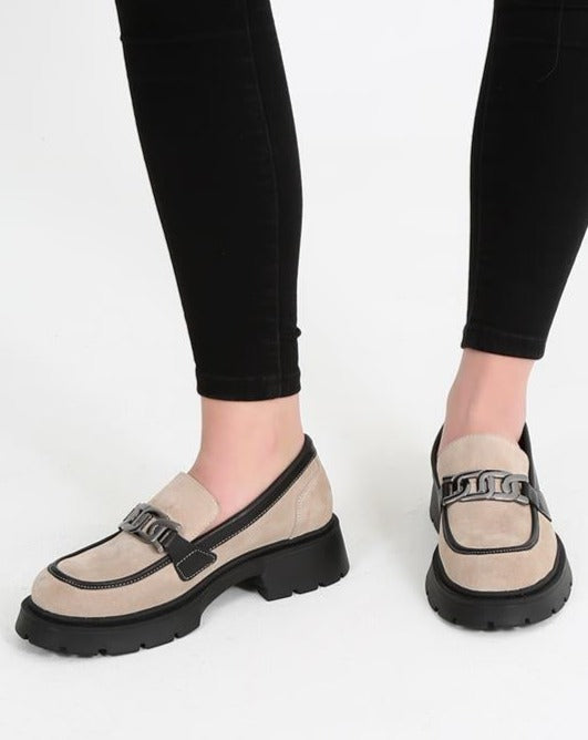 Isabella Damen-Freizeit-Loafer-Schuhe aus beigem Wildleder mit Kettendetail und Eva-Sohle, stilvoll und bequem
