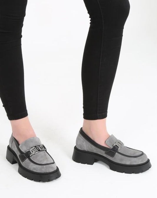 Isabella Damen-Freizeit-Loafer-Schuhe aus grauem Wildleder mit Kettendetail und Eva-Sohle, stilvoll und bequem