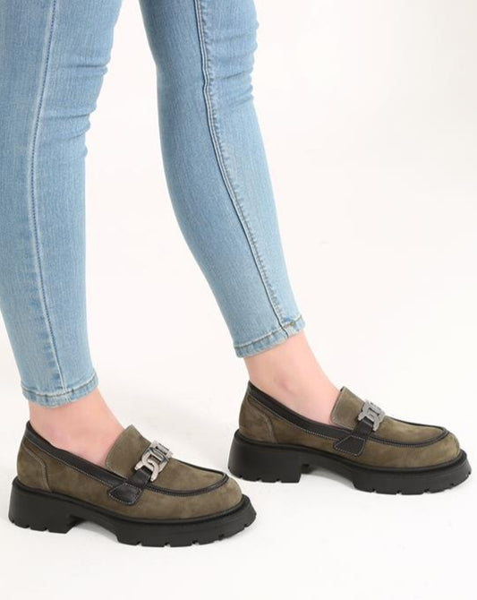 Isabella Khaki-Wildleder-Freizeit-Loafer-Schuhe für Damen mit Kettendetail und Eva-Sohle, stilvoll und bequem