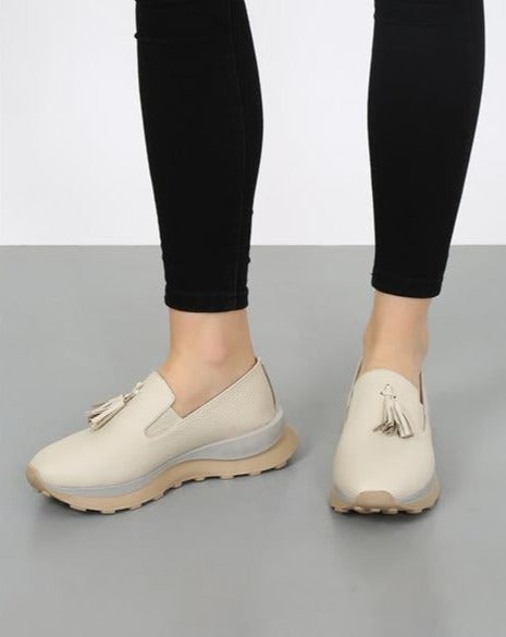 Viola Beige Damen-Loafer aus 100 % Leder mit klassischem Design, leicht zu tragen und mit seitlichem Gummizug