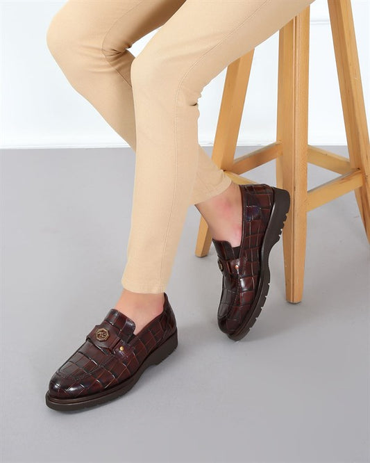 Vernon Burgunderrote Herren-Loafer-Schuhe aus burgunderfarbenem Leder mit Eva-Sohle und Krokodildruck und Schnallendetail