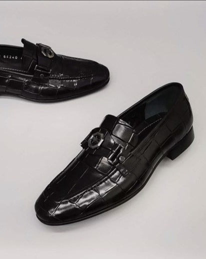 Menton Klassische Herren-Loaferschuhe aus schwarzem Leder mit Microlight-Sohle, Krokodildruck und Schnallendetail