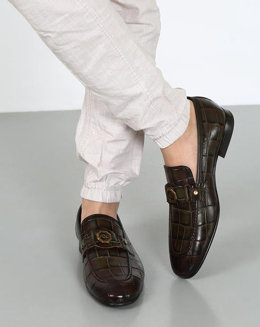 Menton Khaki-Leder-Microlight-Sohlen-Krokodildruck und Schnallendetail für Herren. Klassische Loafer-Schuhe